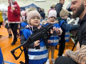 funkcjonariusze policji oraz uczestnicy targów pracy