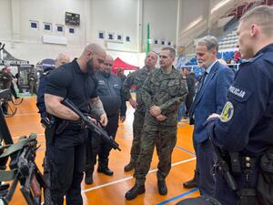 funkcjonariusze policji oraz uczestnicy targów pracy
