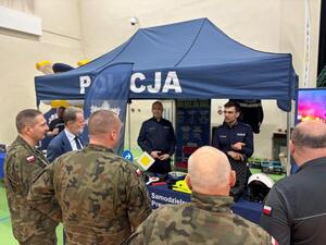 funkcjonariusze policji oraz uczestnicy targów pracy