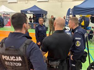 funkcjonariusze policji oraz uczestnicy targów pracy