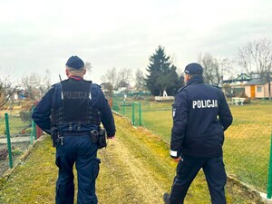 policjanci patrolujący ogródki działkowe