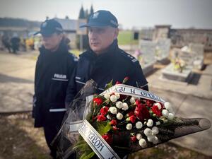 Komendant Powiatowy Policji w Kędzierzynie-Koźlu mł. insp. Iwona Żurawska wspólnie z Zastępcą Komendanta Powiatowego Policji w Kędzierzynie-Koźlu mł. insp. Dariuszem Mazurkiem w imieniu Komendanta Wojewódzkiego Policji w Opolu składają kwiaty na grobie współtwórcy polskiej Policji.