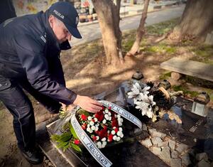 Komendant Powiatowy Policji w Kędzierzynie-Koźlu mł. insp. Iwona Żurawska wspólnie z Zastępcą Komendanta Powiatowego Policji w Kędzierzynie-Koźlu mł. insp. Dariuszem Mazurkiem w imieniu Komendanta Wojewódzkiego Policji w Opolu składają kwiaty na grobie współtwórcy polskiej Policji.