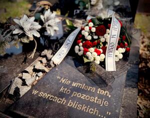 Komendant Powiatowy Policji w Kędzierzynie-Koźlu mł. insp. Iwona Żurawska wspólnie z Zastępcą Komendanta Powiatowego Policji w Kędzierzynie-Koźlu mł. insp. Dariuszem Mazurkiem w imieniu Komendanta Wojewódzkiego Policji w Opolu składają kwiaty na grobie współtwórcy polskiej Policji.