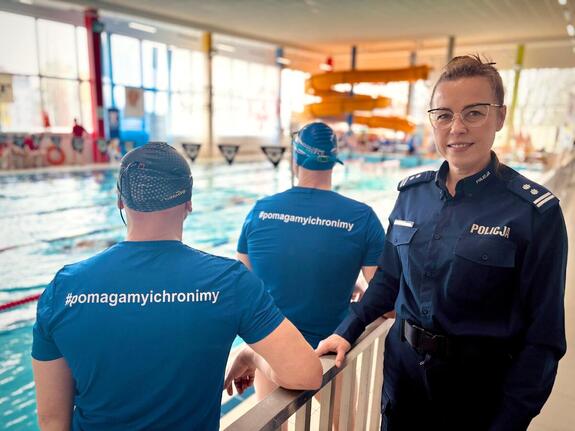 funkcjonariusze biorący udział w sztafecie pływackiej
