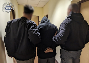 funkcjonariusze z poszukiwanym mężczyzną