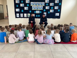 policjanci z dziećmi na spotkaniu