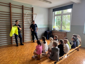 policjanci z dziećmi na spotkaniu