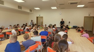 policjanci z dziećmi
