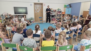 policjanci z dziećmi