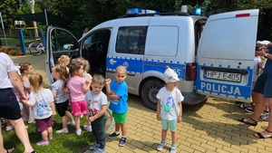 policjanci z dziećmi