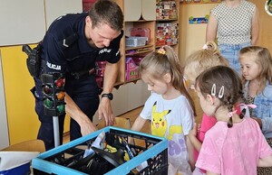 policjanci z dziećmi
