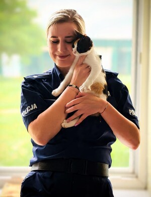 policjanci ze zwierzętami ze schroniska
