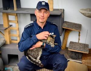 policjanci ze zwierzętami ze schroniska