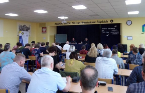 Policjanci rozmawiają z nauczycielami