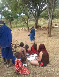 Policjantka w czasie wolnym w Tanzanii rysuje z masajskimi dziećmi