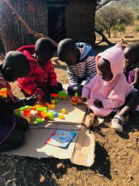 Dzieci z Tanzanii bawią się otrzymanymi klockami