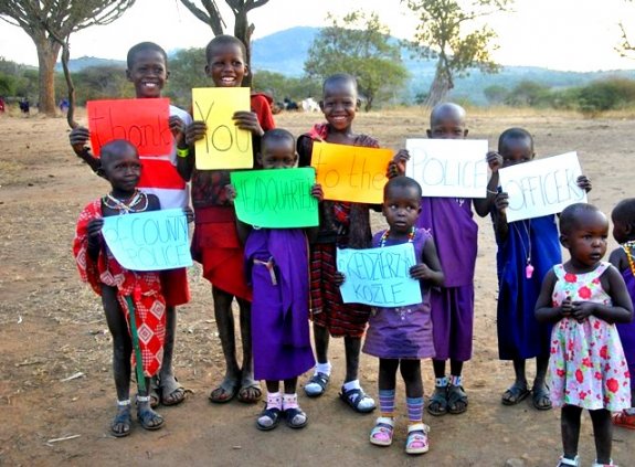 afrykańskie dzieci stoją obok siebie w dłoniach trzymają kartki