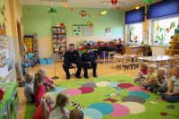 Policjanci rozmawiają z przedszkolakami o bezpieczeństwie