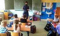 Policjantka stoi na środku klasy
