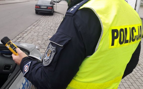 Policjant trzymający alkomat