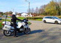 Policjant na motocyklu patroluje ruch