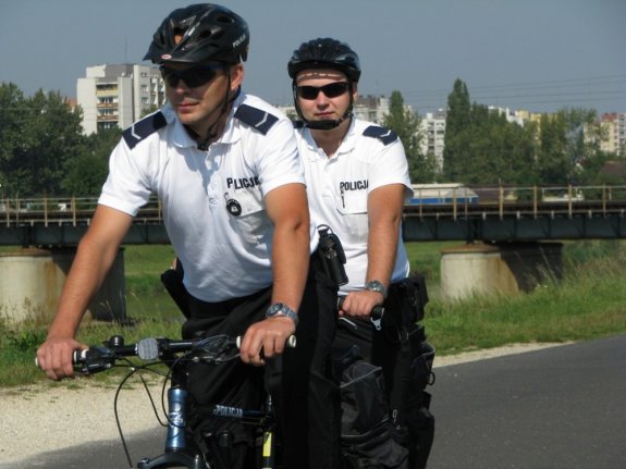 Policjanci jadą na rowerze