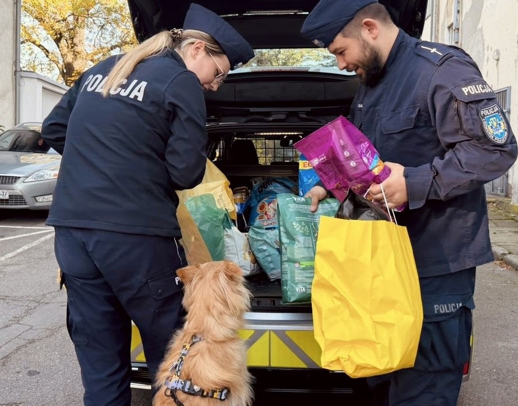 Policjanci z Kędzierzyna-Koźla wsparli bezdomne i potrzebujące zwierzęta