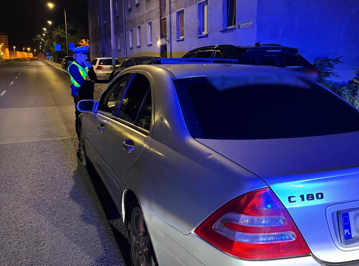 zdjęcie: policjantka podczas działań