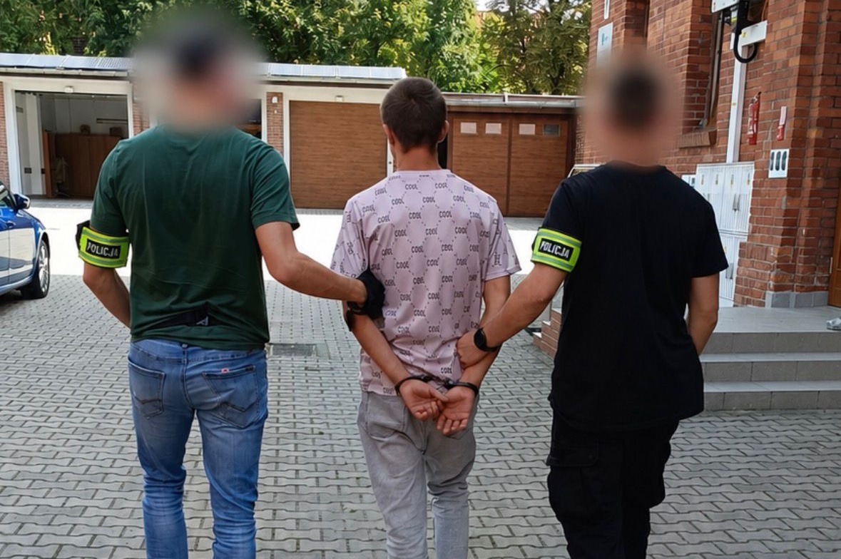 zdjecie: policjanci z zatrzymanym mężczyzną