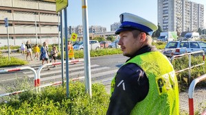 policjant patrzy na drogę
