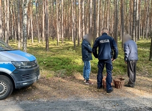 policjant rozmawia z odnalezionymi grzybiarzami