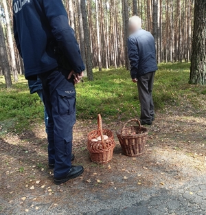 policjant rozmawia z odnalezionymi grzybiarzami