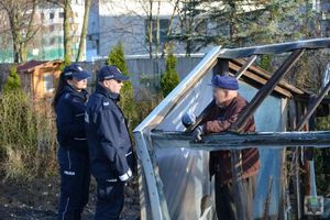 policjanci sprawdzają miejsca przebywania osób w kryzysie bezdomności