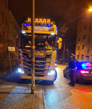 policjanci kontrolą samochody