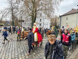 policjanci zabezpieczają przemarsz