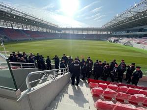 policjanci w trakcie ćwiczeń na stadionie