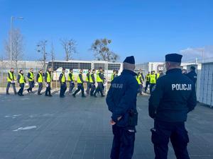 policjanci w trakcie ćwiczeń na stadionie