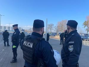 policjanci w trakcie ćwiczeń na stadionie