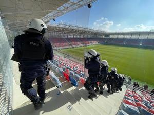 policjanci w trakcie ćwiczeń na stadionie