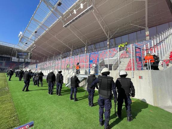 policjanci w trakcie ćwiczeń na stadionie