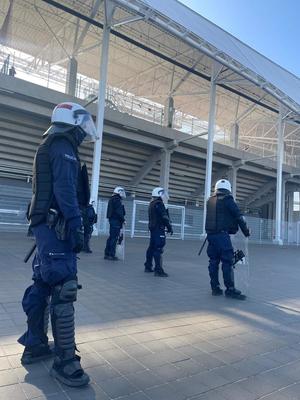 policjanci w trakcie ćwiczeń na stadionie