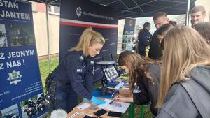 zdjęcie kolorowe: Policjanci na Dniach Otwartych w Pomologii Prószków