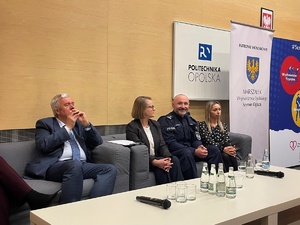policjanci w trakcie debaty