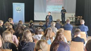 uczestnicy debaty w trakcie spotkania