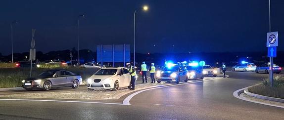 policjanci prowadzą kontrole drogowe