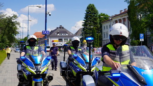 policjanci zabezpieczają marsz