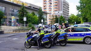 policjanci zabezpieczają marsz
