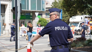 policjanci zabezpieczają marsz