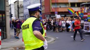 policjanci zabezpieczają marsz